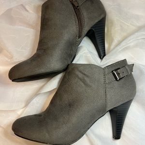 Size 5 Ankle zip up heel booties